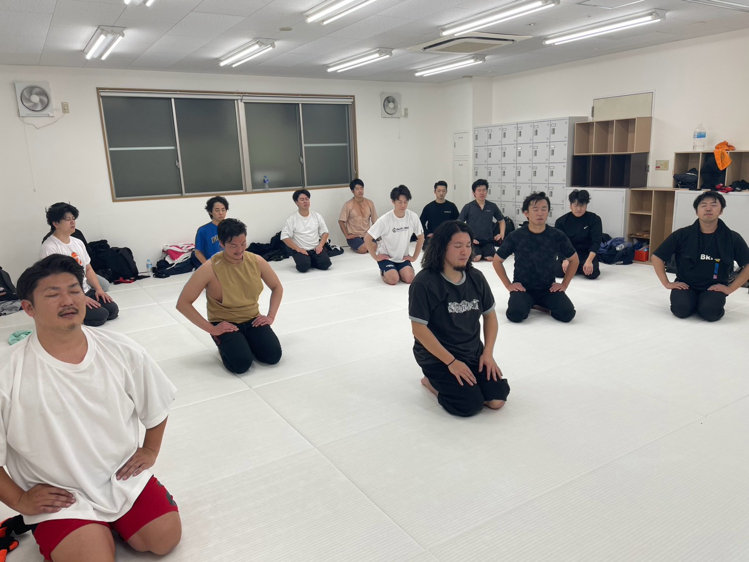 正座して呼吸と姿勢を整える研修参加者